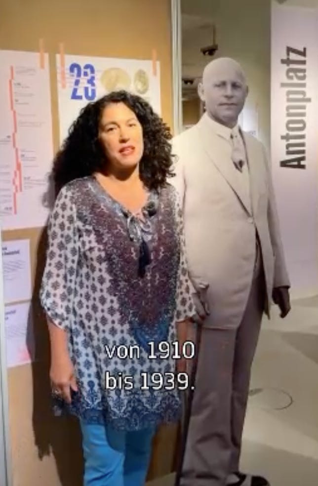Bild von Nirit mit ihrem Großvater Julius in der smac-Ausstellung
