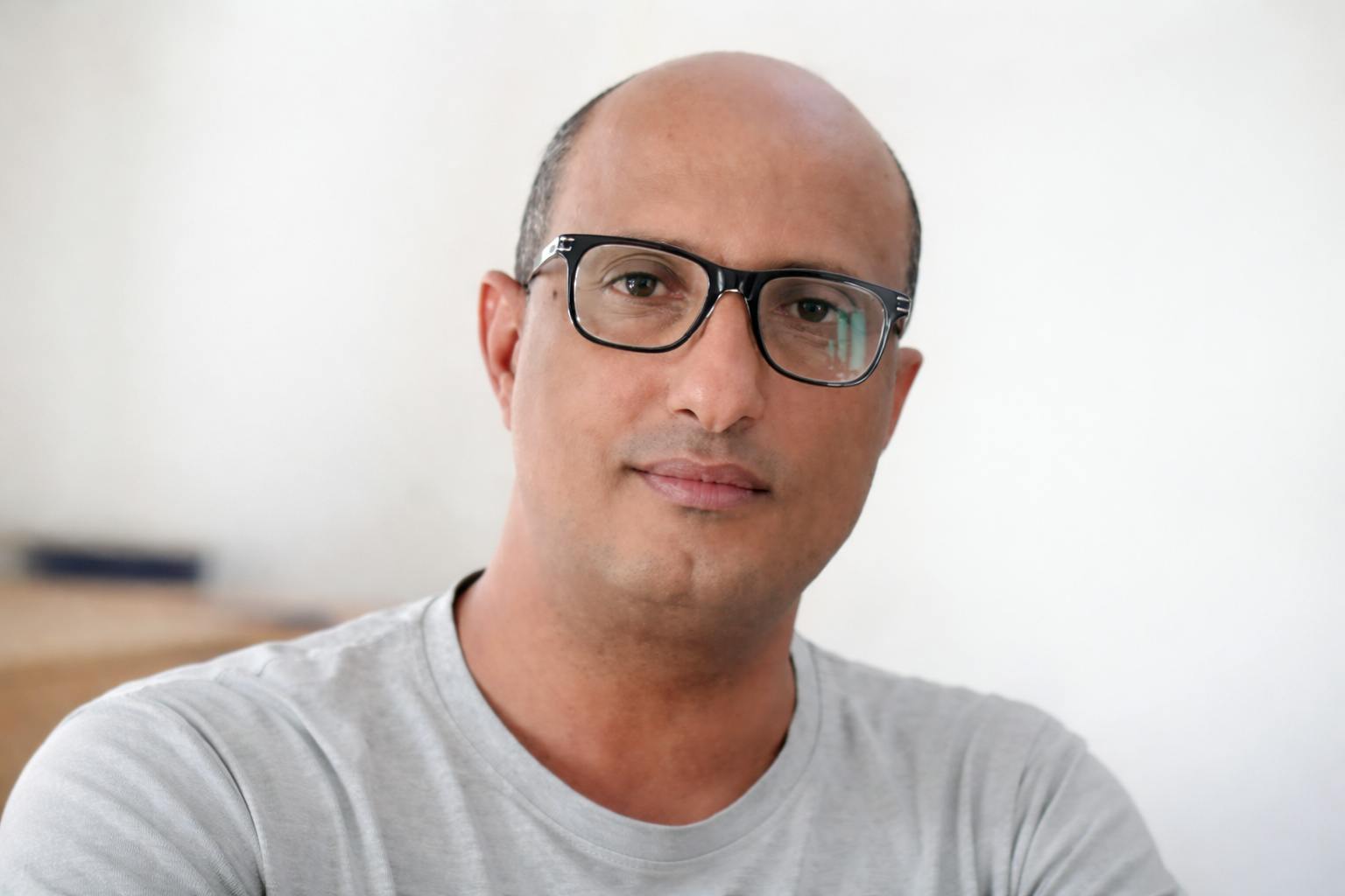 Ramadan once meant laughter-filled streets, shared meals, and long evenings with friends in the city of Aden. Today, it unfolds under the weight of crisis, poverty, and uncertainty. In “Ramadan, Then and Now,” Yemeni writer Mohammed Al-Mekhlafi traces the distance between memory and present reality—between the warmth of past Ramadan nights and the harsh struggles visible in Yemen today. A moving reflection on nostalgia, loss, and the fragile persistence of hope.
(Available in Arabic, English, French, German & Spanish)