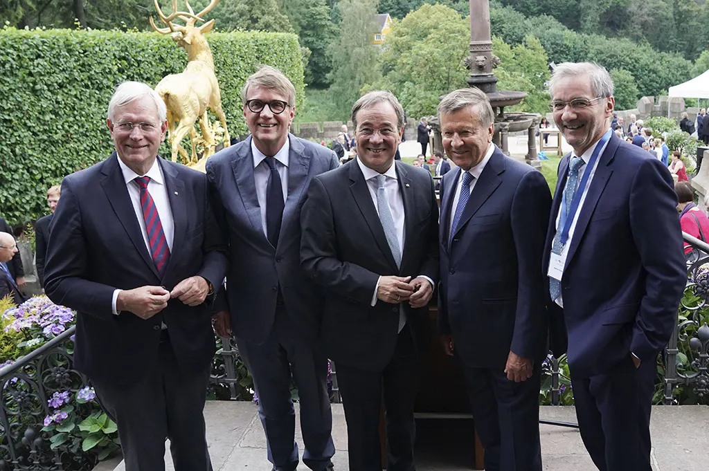 Foto: Empfang des NRW-Ministerpräsidenten zum Petersburger Dialog 2019 auf der Drachenburg Königswinter. Von rechts: Matthias Platzeck, Wiktor Subkow, Armin Laschet und Ronald Pofalla
