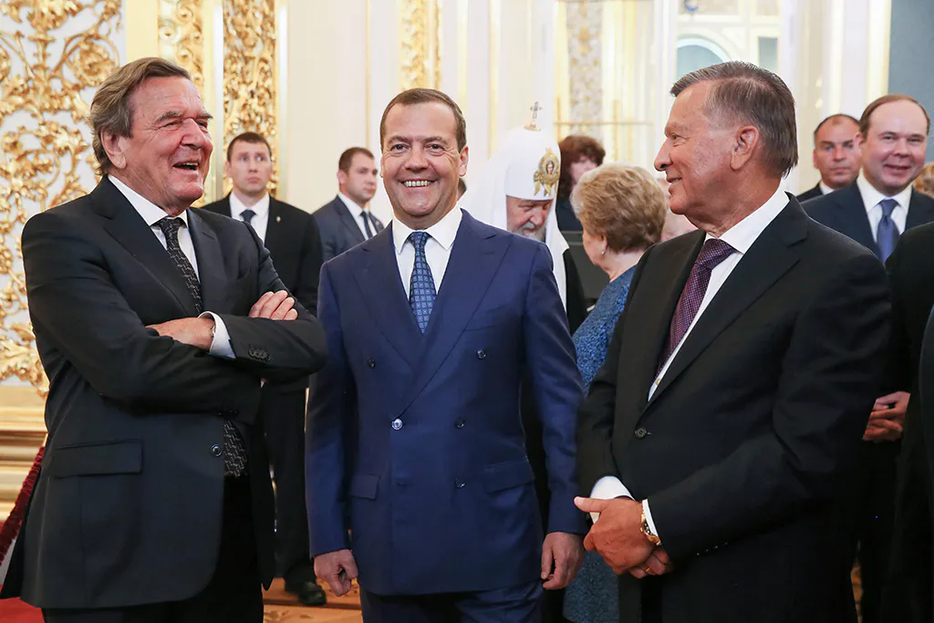 Amtseinführung von Putin 2018. Von rechts: Gerhardt Schröder, Dmitri Medwedew und Wiktor Subkow