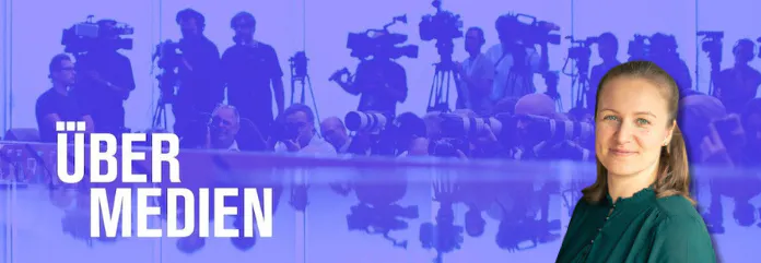 Übermedien-Logo auf Fotojournalisten in der Bundespressekonferenz. Daneben Porträtfoto von Übermedien-Redakteurin Annika Schneider.