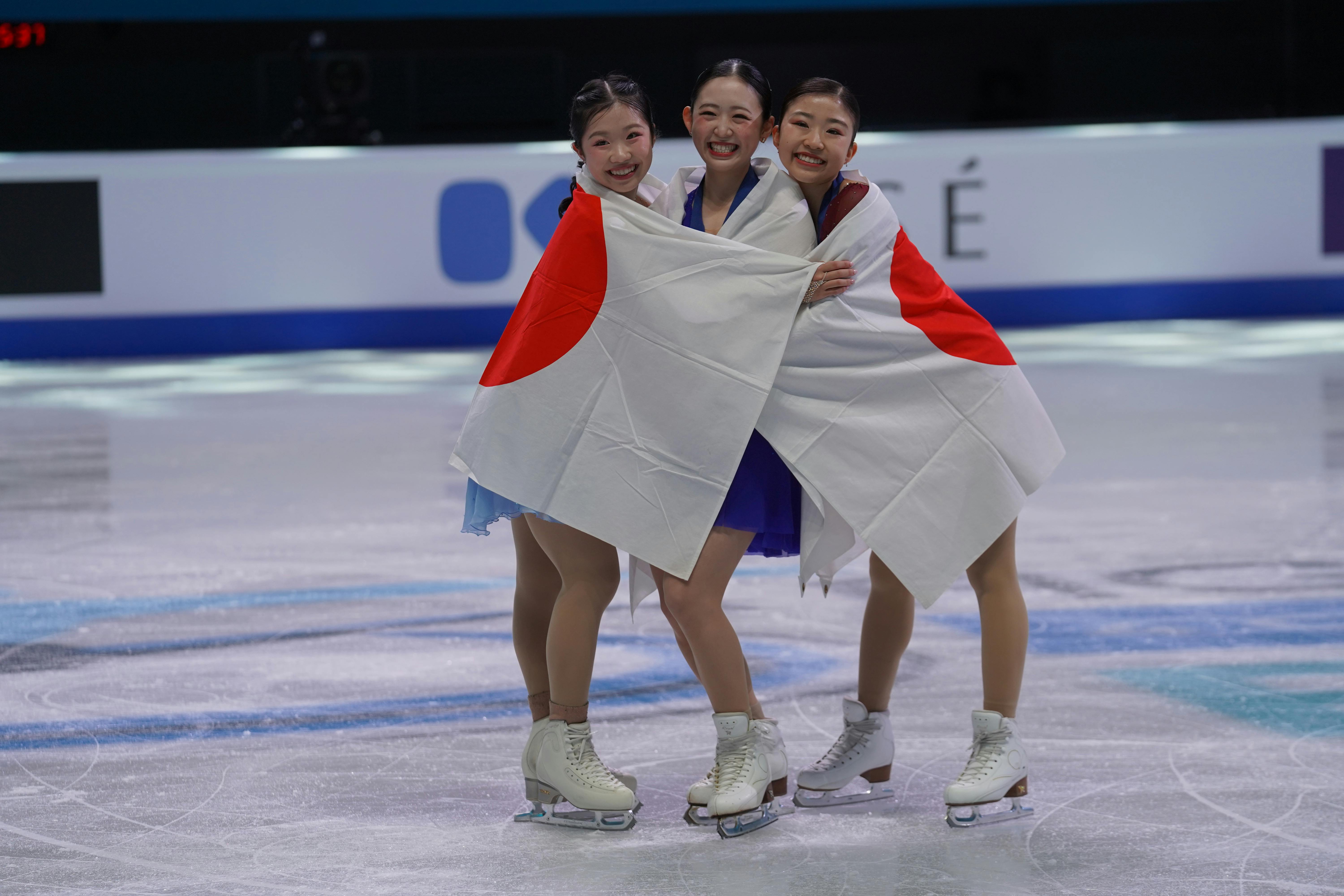 Die Siegerinnen aus Japan mit ihren Medaillen