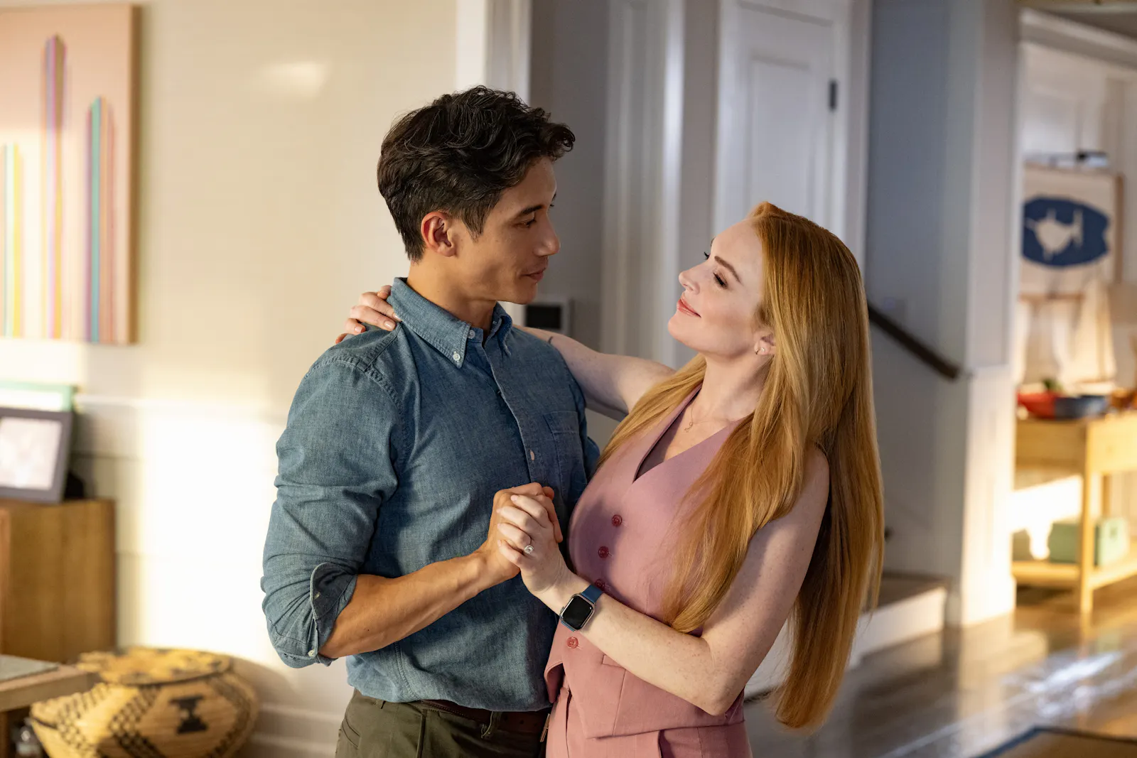 Manny Jacinto und Lindsay Lohan tanzen auf den Sound des absehbaren Erfolgs // © Disney