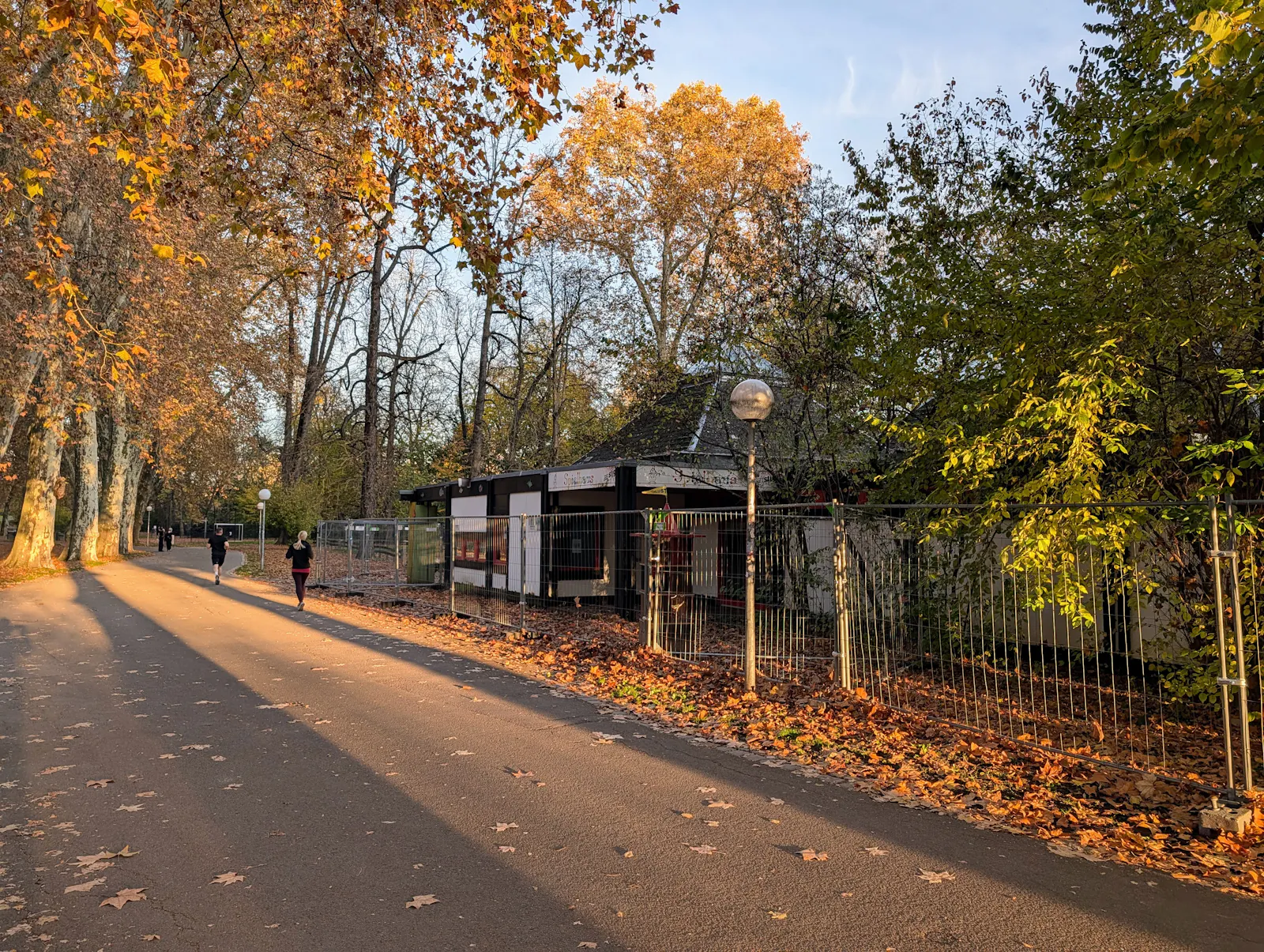 Das Spielhaus im Unteren Schlossgarten ist von Baugittern umgeben. Es wird bis Anfang 2027 saniert. Foto: Jürgen Brand