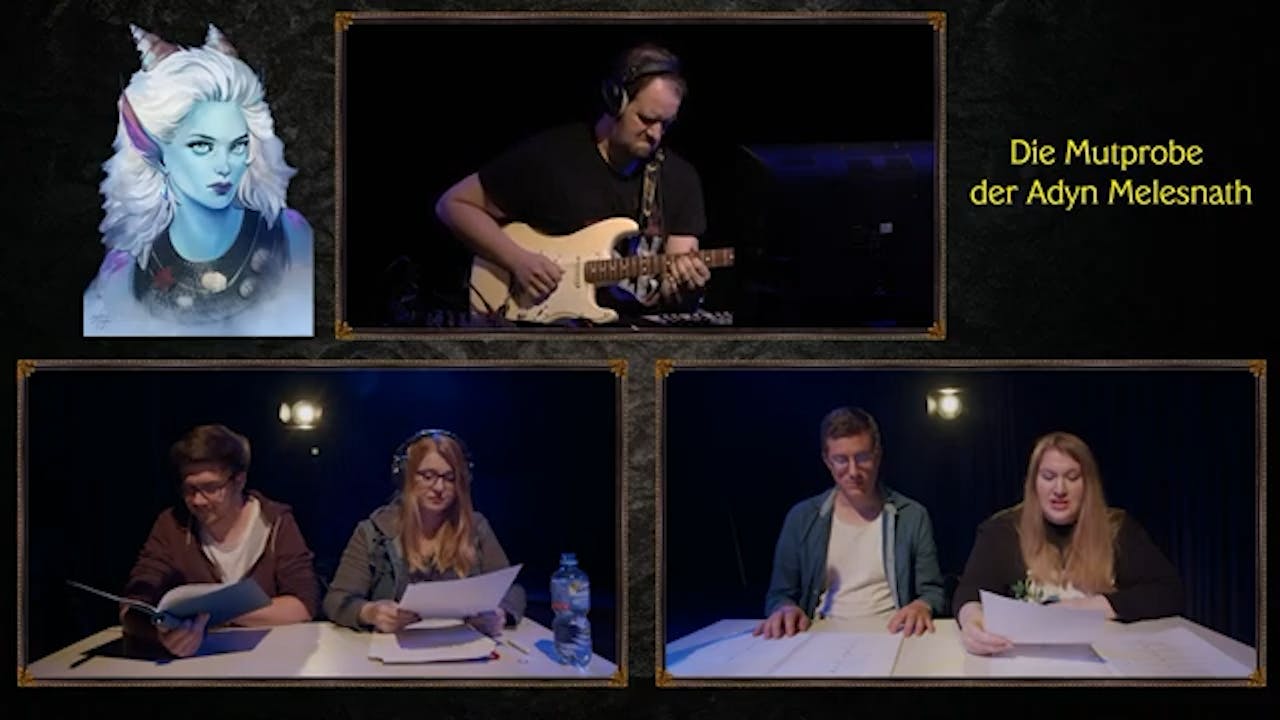 Screenshot einer Livelesung mit dem Titel „Die Mutprobe der Adyn Melesnath". Das Bild ist in drei Panels aufgeteilt: Oben links ein Charakterporträt von Adyn, einer blauen Tritonin mit weißen Haaren und braunen Hörnern. Oben in der Mitte Alex mit Kopfhörern, der E-Gitarre spielt. Unten links Patze und Rieke an einem Tisch, die Skripte lesen. Unten rechts Tim und Birte an einem Tisch mit Skripten. Die Atmosphäre ist theatralisch und dunkel beleuchtet.