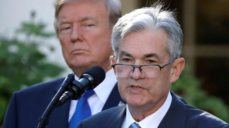 Der heutige Leitzinsentscheid der Federal Reserve und die wirtschaftlichen Aussichten von Jerome Powell werden die Märkte in den kommenden Monaten prägen. Die Fed hält den Zinssatz vorerst stabil, signalisiert aber zunehmende Risiken durch Handelskonflikte und inflationäre Druckwellen – mit spürbaren Folgen für Assetklassen von Gold bis Tech-Aktien.