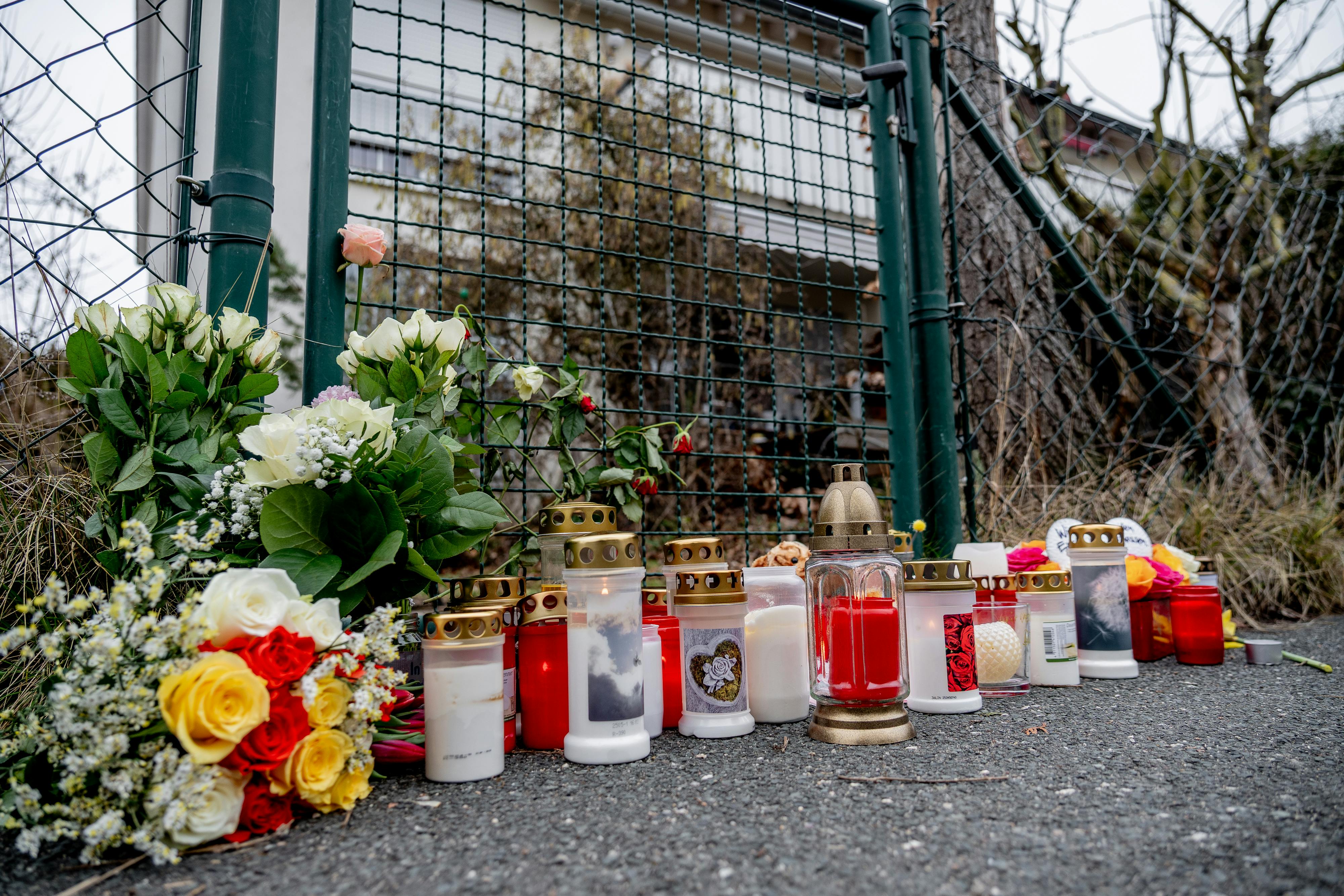 Zahlreiche Blumen, Kerzen und auch Stofftiere wurden vor dem Haus der Familie abgelegt