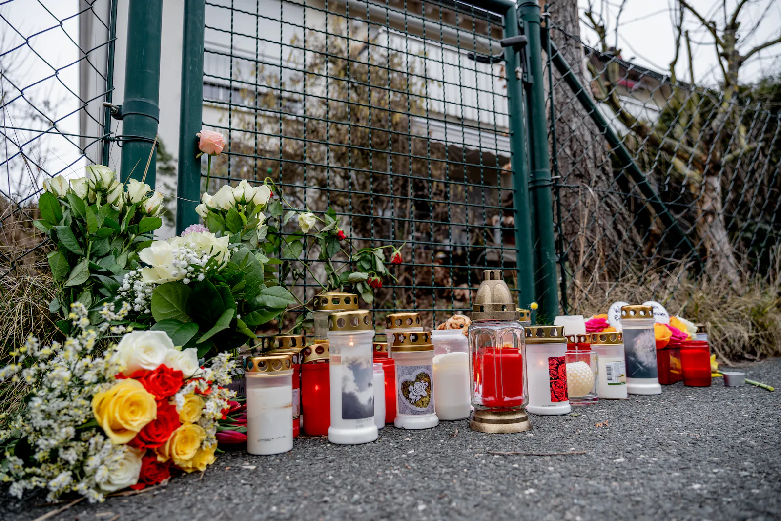 Zahlreiche Blumen, Kerzen und auch Stofftiere wurden vor dem Haus der Familie abgelegt
