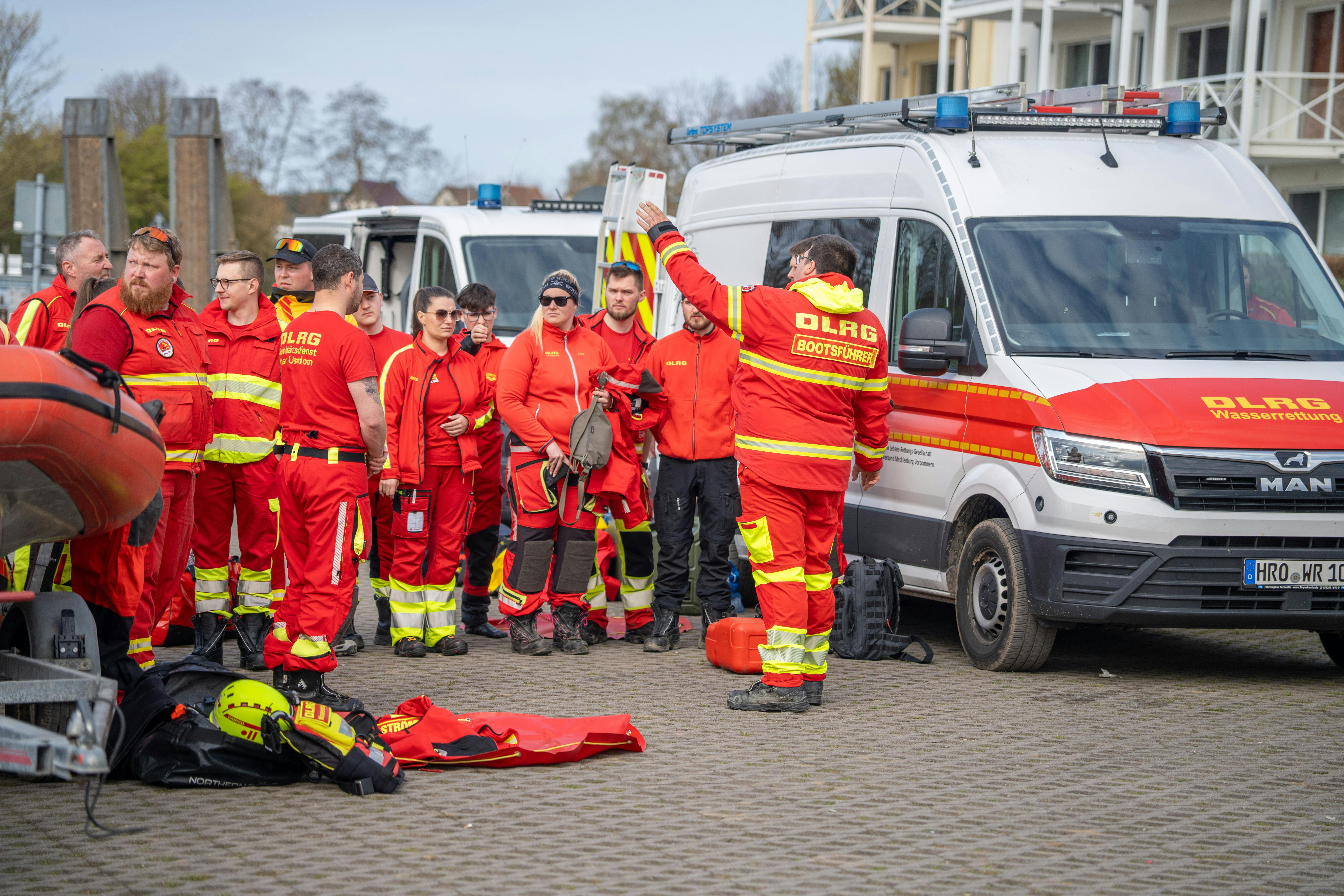 Die DLRG mit einem Großaufgebot am Hafen