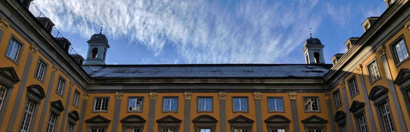 Das kurfürstliche Schloss in Bonn, jetzt Universität, mit blauem Himmel