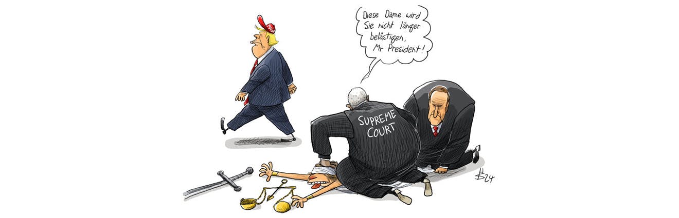 Karikatur zeigt zwei Richter des Supreme Courts, die die Justitia am Boden knebeln, Donald Trump läuft im Hintergrund mit MAGA-Kappe davon. Ein Richter sagt: "Diese Dame wird Sie nicht länger belästigen, Mr President!"
