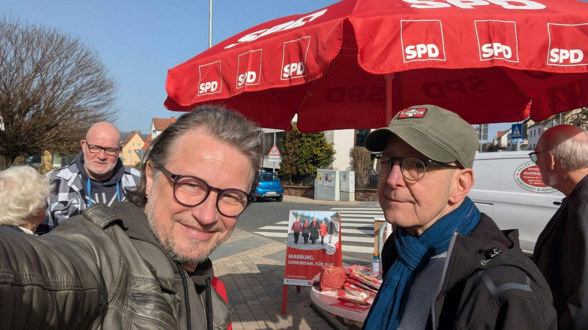 Ein Selfie von mir am SPD-Wahlkampfstand, gemeinsam mit meinem Genossen Robert.