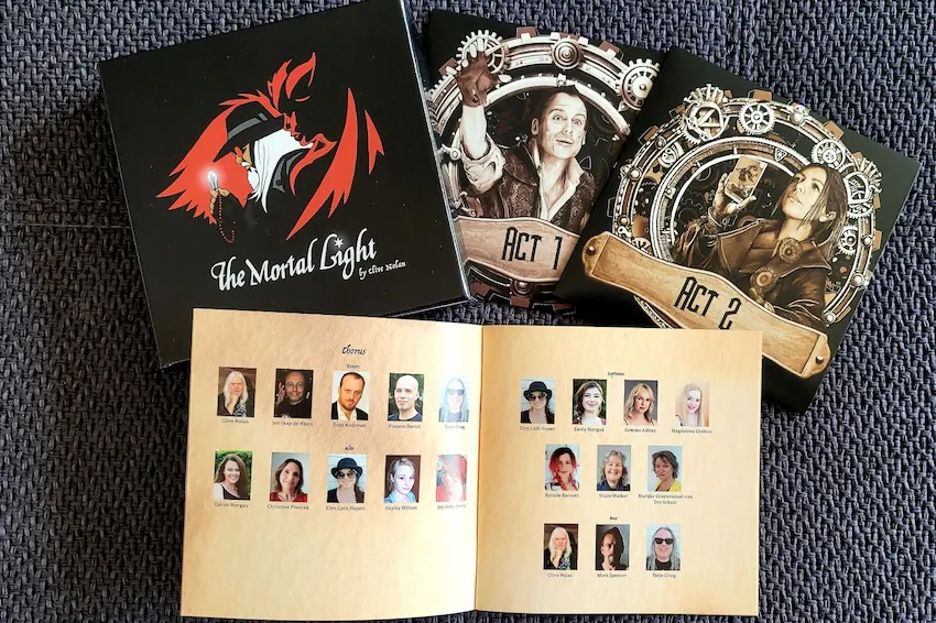 Die CD des Musicals "The Mortal Light" von Clive Nolan mit den Einzelteilen Act 1 und Act 2 sowie aufgeschlagenem Booklet mit dem Chorus