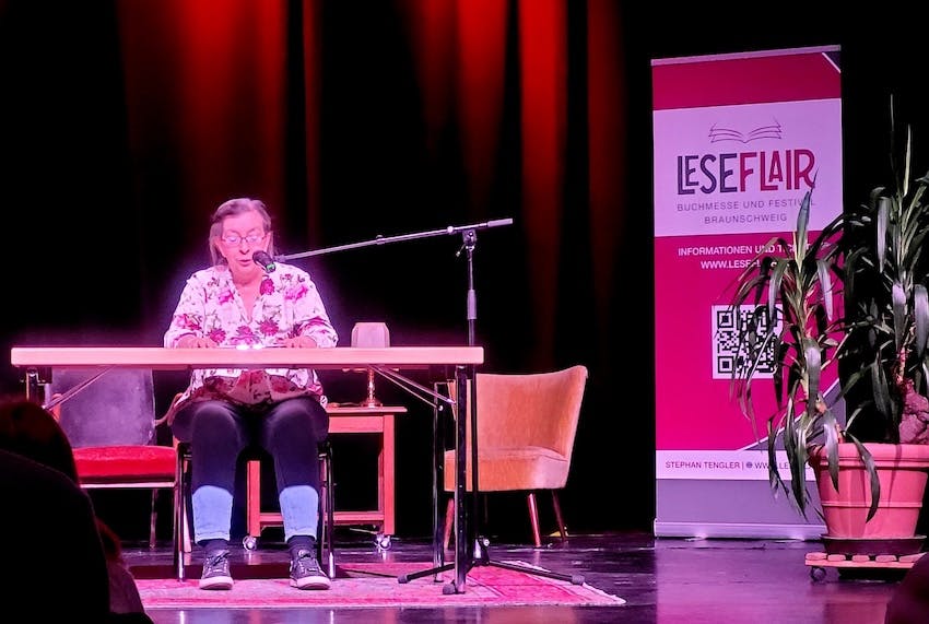 Die Autorin Bettina Reimann beim "Mörderischen Salon" während der Frühjahrslese der Leseflair in Braunschweig