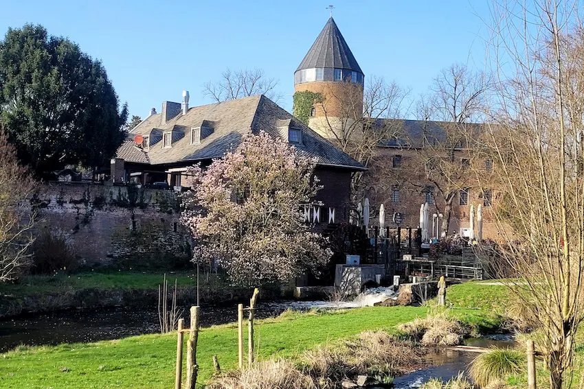 Schloss in Brüggen mit Park und Biergarten im Frühling