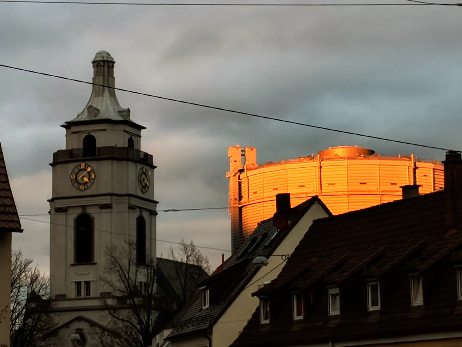 Die evangelische Gaisburger Kirche an der Faberstraße und der von der Abendsonne angestrahlte Gaskessel. Foto: Jürgen Brand