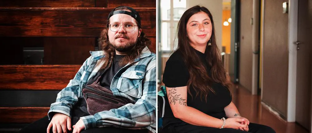 Das Bild ist in zwei Hälften geteilt und zeigt zwei Personen im Porträt. Links sitzt eine Person mit langen Haaren, Brille, Basecap und kariertem Hemd vor einer hölzernen Bank. Rechts sitzt eine Frau mit langen dunklen Haaren, schwarzem Oberteil und sichtbarer Tätowierung am Arm in einem hellen Flur und lächelt in die Kamera.