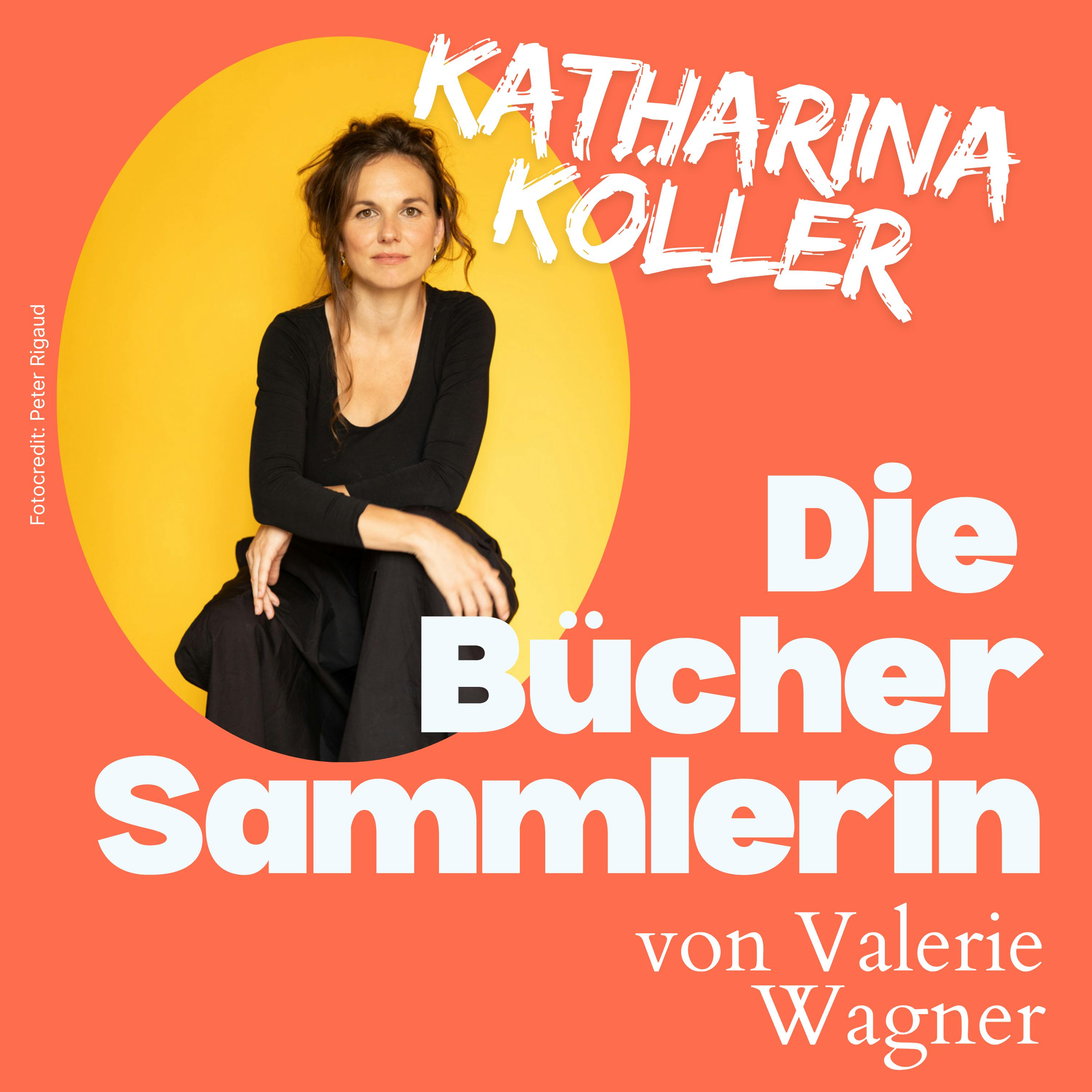Porträt einer Frau mit schwarzem Oberteil und Rock vor orange-gelbem Hintergrund mit den weißen Schriftzügen 'KATHARINA KOLLER', 'Die Büchersammlerin' und 'von Valerie Wagner'