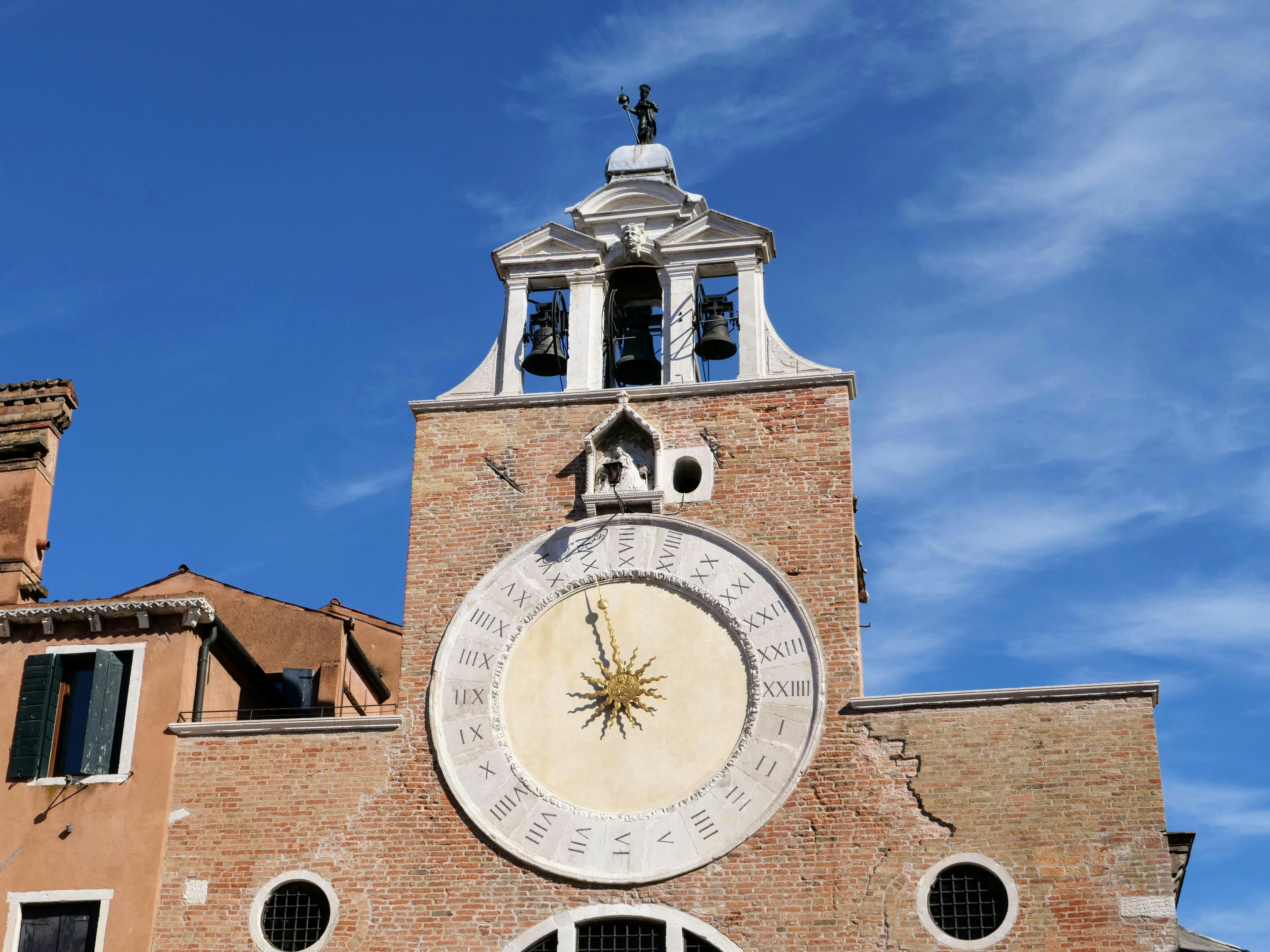Bei Sonnenuhren wie der hier in Venedig klappt das mit der Zeitumstellung nicht so ganz, weil das zeitliche Hin und Her der Menschen der Sonne herzlich egal ist. Foto: Jürgen Brand