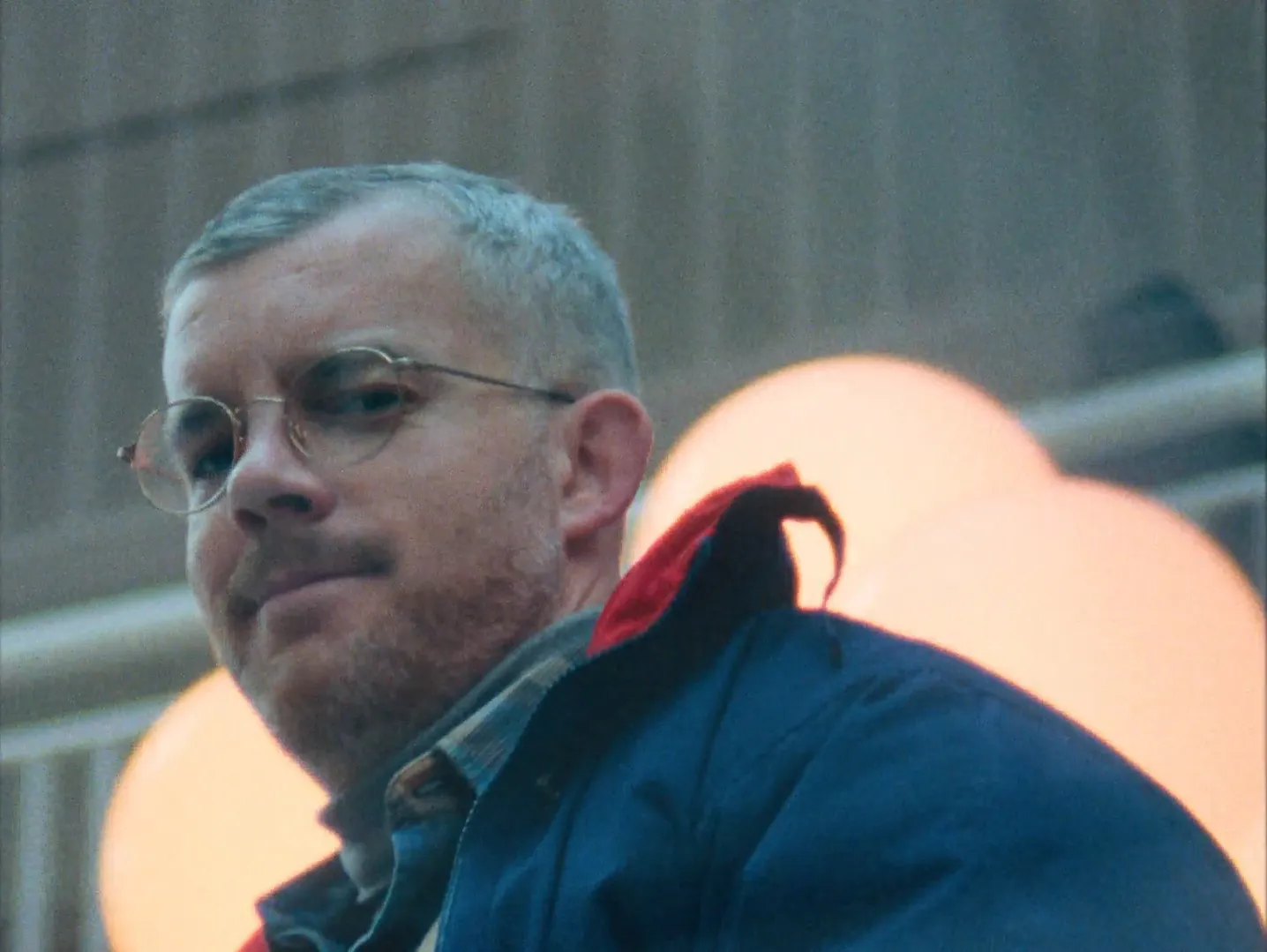 Russell Tovey beobachtet als Andrew in der Mall jemanden