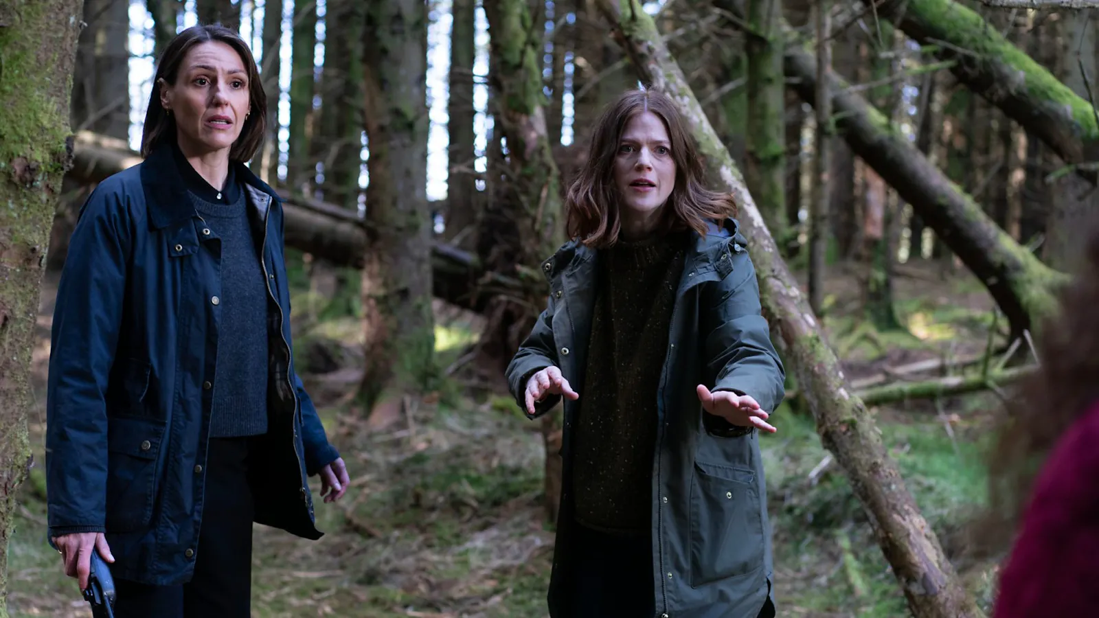 Schauspielerinnen Suranne Jones und Rose Leslie als Amy Silva und Kirsten Longacre in der zweiten Staffel von "Vigil"