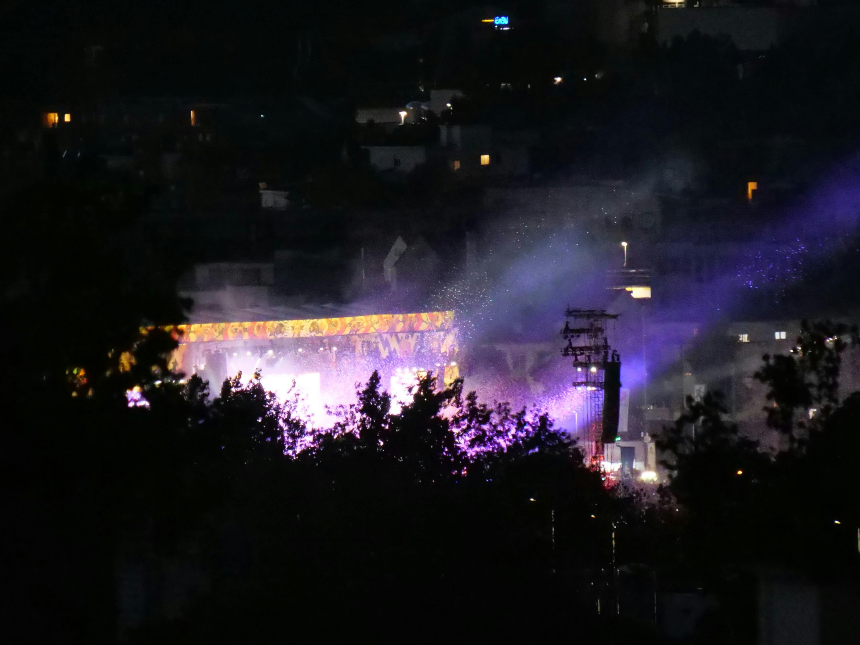 Ganz entfernter Blick auf die Bühne beim Konzert der Toten Hosen am Samstagabend. Foto: Jürgen Brand