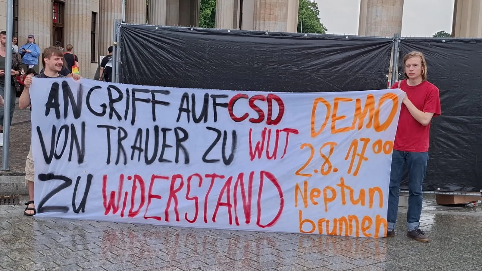 Transpi: Angriff auf CSD: Von Trauer zu Wut zu Widerstand. Demo 2.8. 17:00 Neptunbrunnen.
