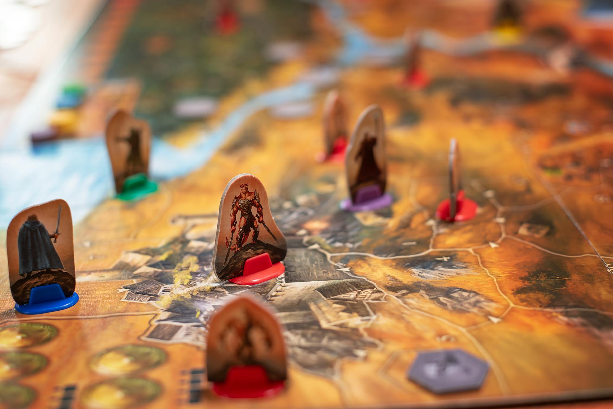 Die Figuren auf dem Spielbrett von  "Die Legenden von Andor".
