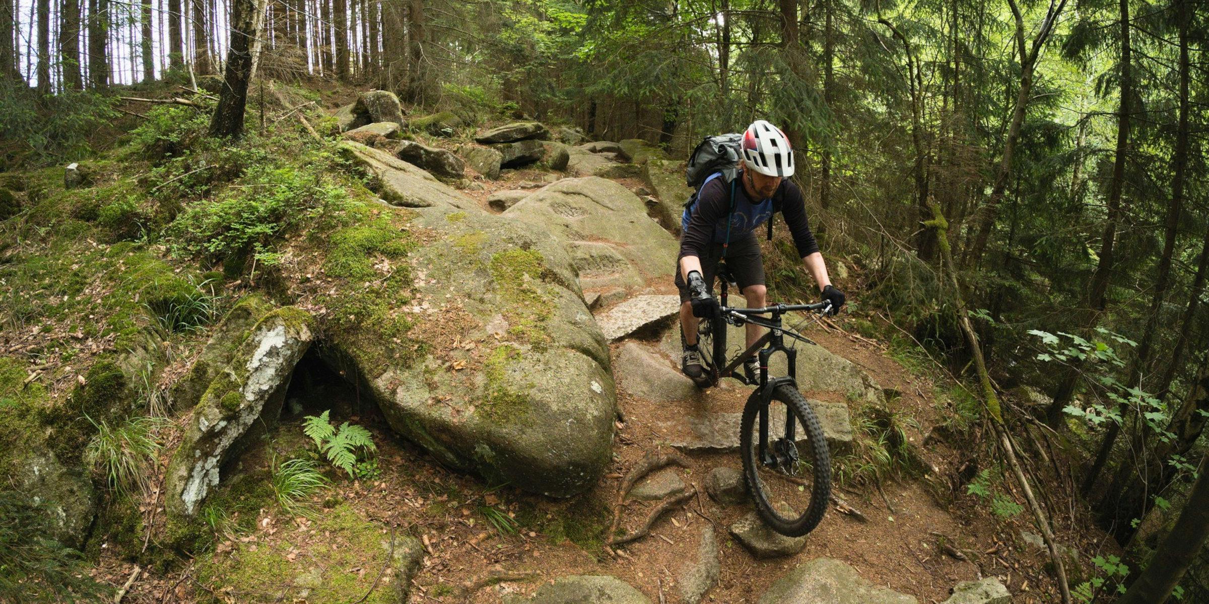Ein Mountainbiker unterwegs auf einem felsigen Trail. Foto: Martin Dinse