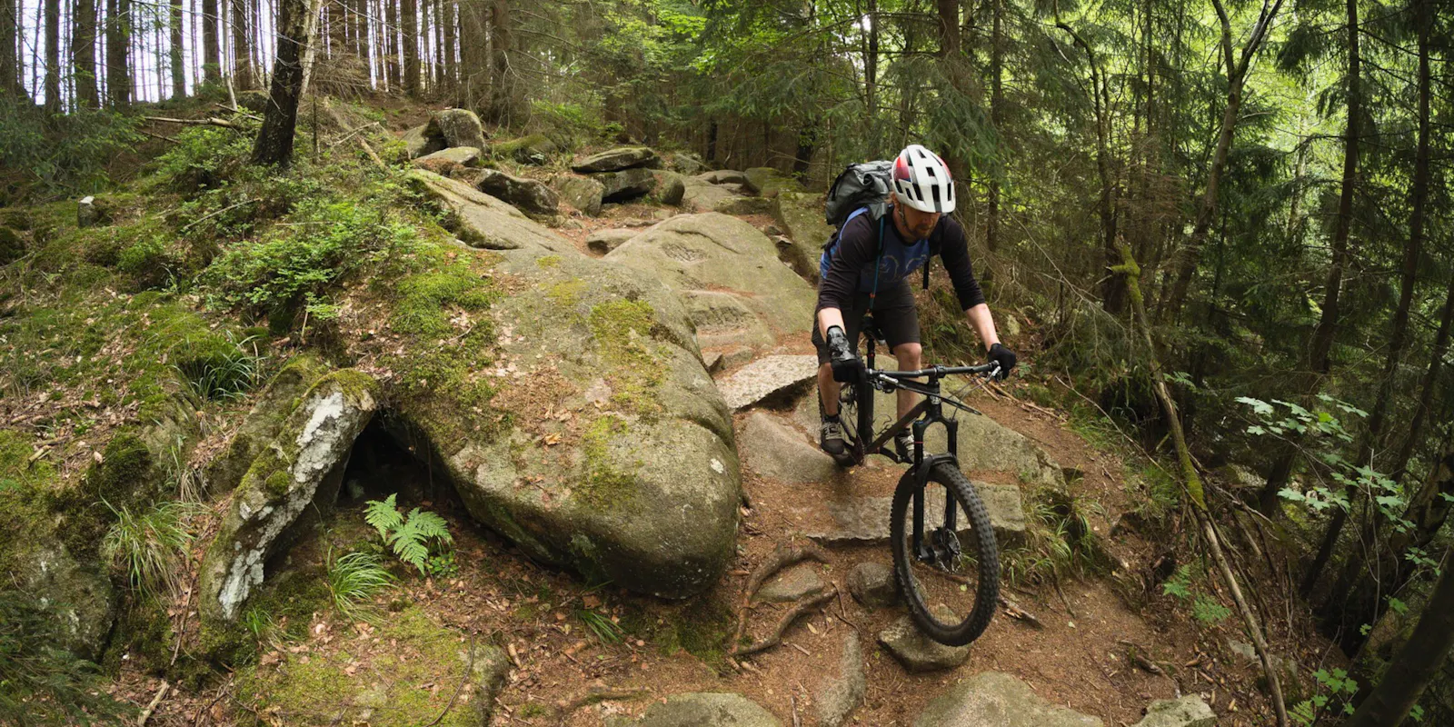 Ein Mountainbiker unterwegs auf einem felsigen Trail. Foto: Martin Dinse