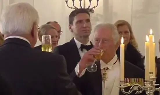 König Charles III. trinkt ein Glas Sekt beim Staatsbesuch in Berlin.