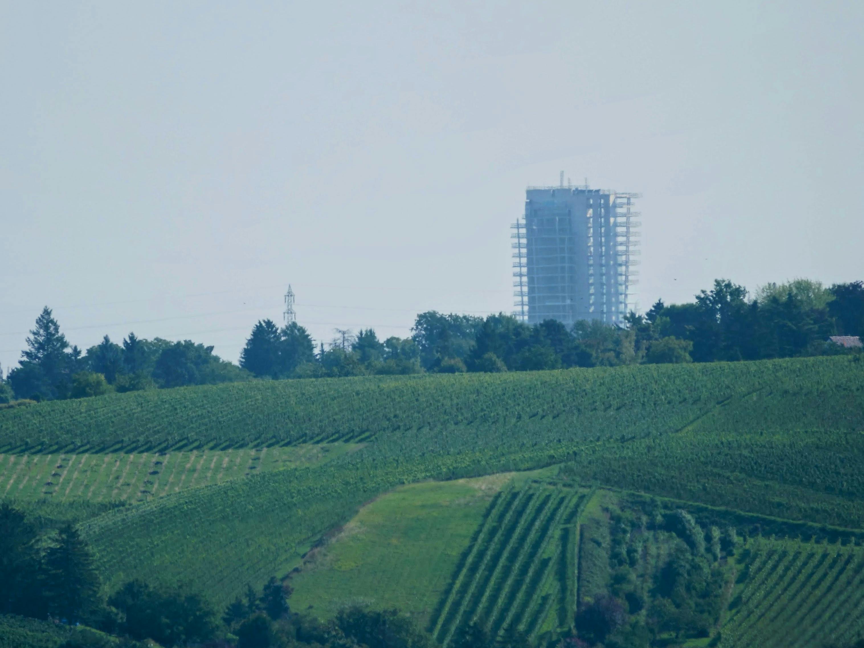 Der Schwabenlandtower in Fellbach steht ja nun schon seit etlichen Jahren unfertig in der Gegend herum und ist von Gaisburg aus gut zu sehen. Mal schauen, ob der neue Investor ihn fertig baut. Foto: Jürgen Brand