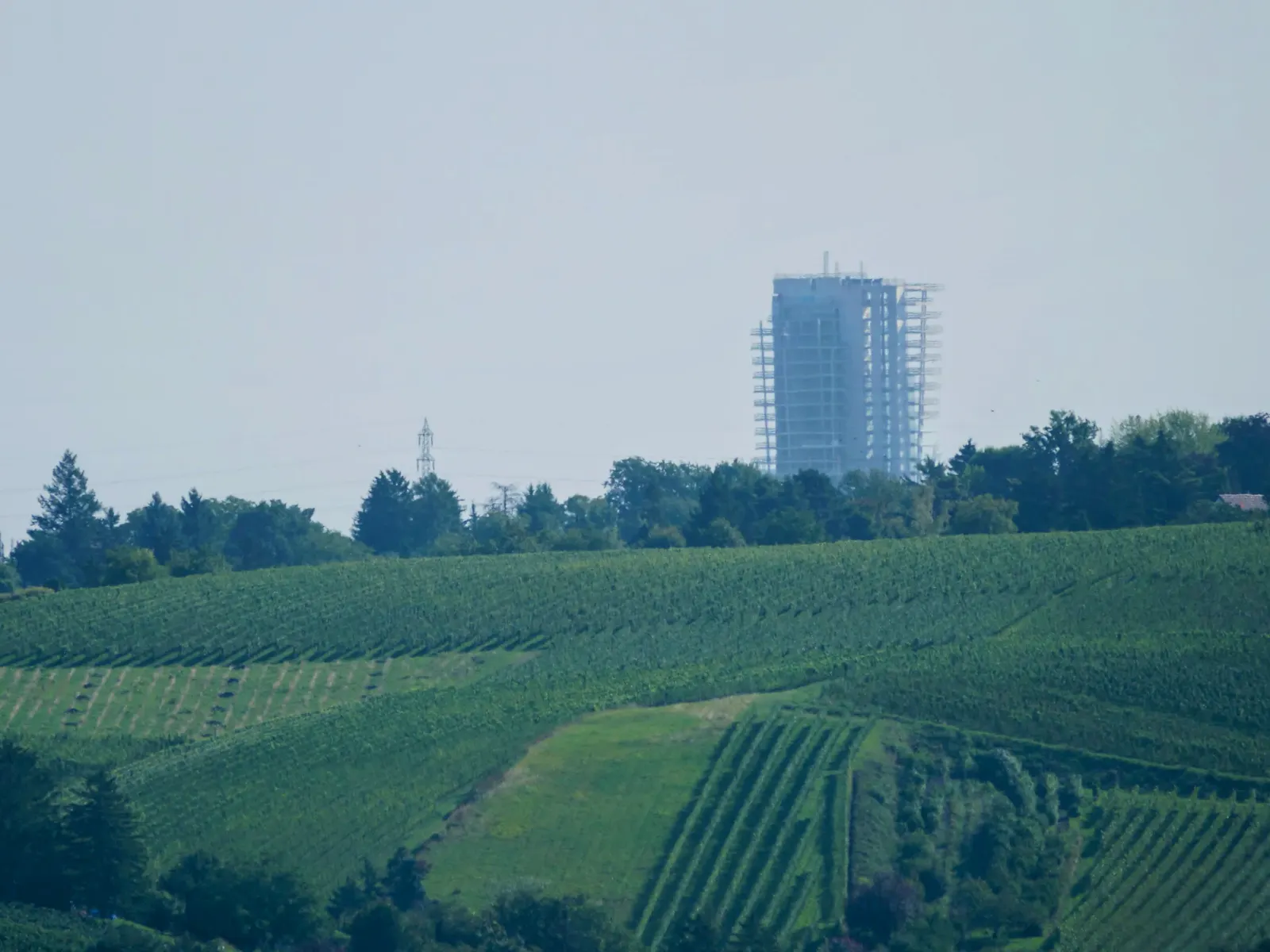 Der Schwabenlandtower in Fellbach steht ja nun schon seit etlichen Jahren unfertig in der Gegend herum und ist von Gaisburg aus gut zu sehen. Mal schauen, ob der neue Investor ihn fertig baut. Foto: Jürgen Brand