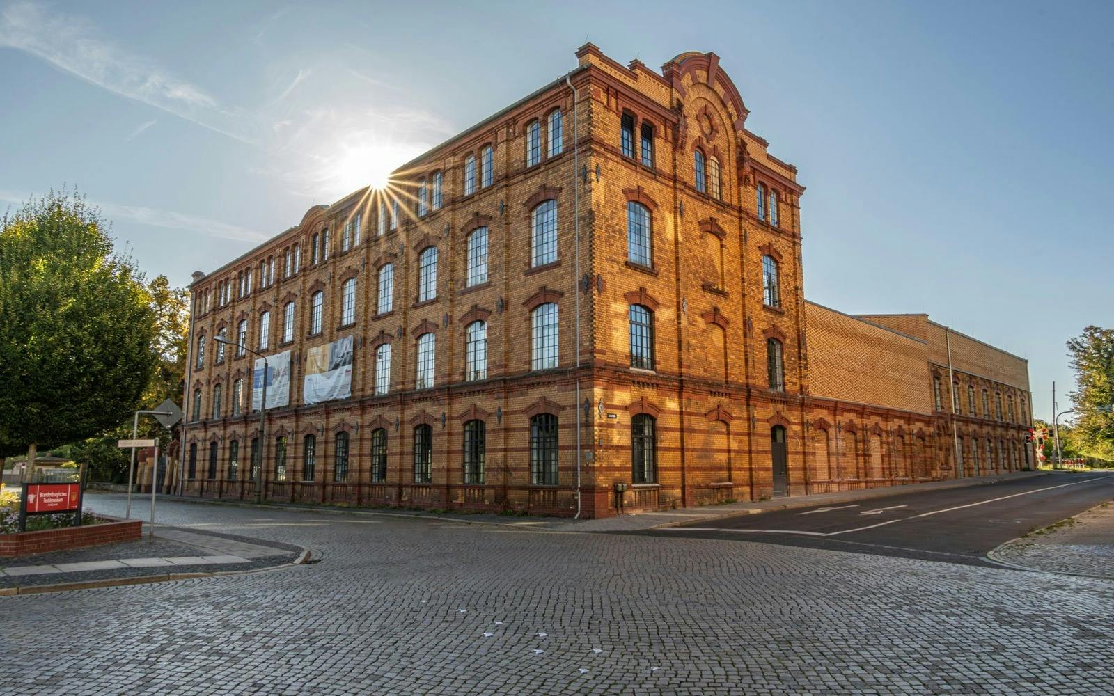 Zwei Kreuze in Forst | Früher war es eine Textilfabrik. Heute ist das Brandenburgische Textilmuseum in Forst ein Schaufenster in die industrielle Vergangenheit der Lausitz. Fünf Millionen Euro an Strukturmitteln werden in der neuen Dauerausstellung verbaut. Es ist eins von 23 Förderprojekten im Kreis Spree-Neiße. Im Herzen der Kohleregion geben Bund und Brandenburg insgesamt 250 Millionen Euro für Projekte aus. An diesem Sonntag wird im Kreis Spree-Neiße und in der Stadt Forst gewählt.  
Foto: Frank Junge