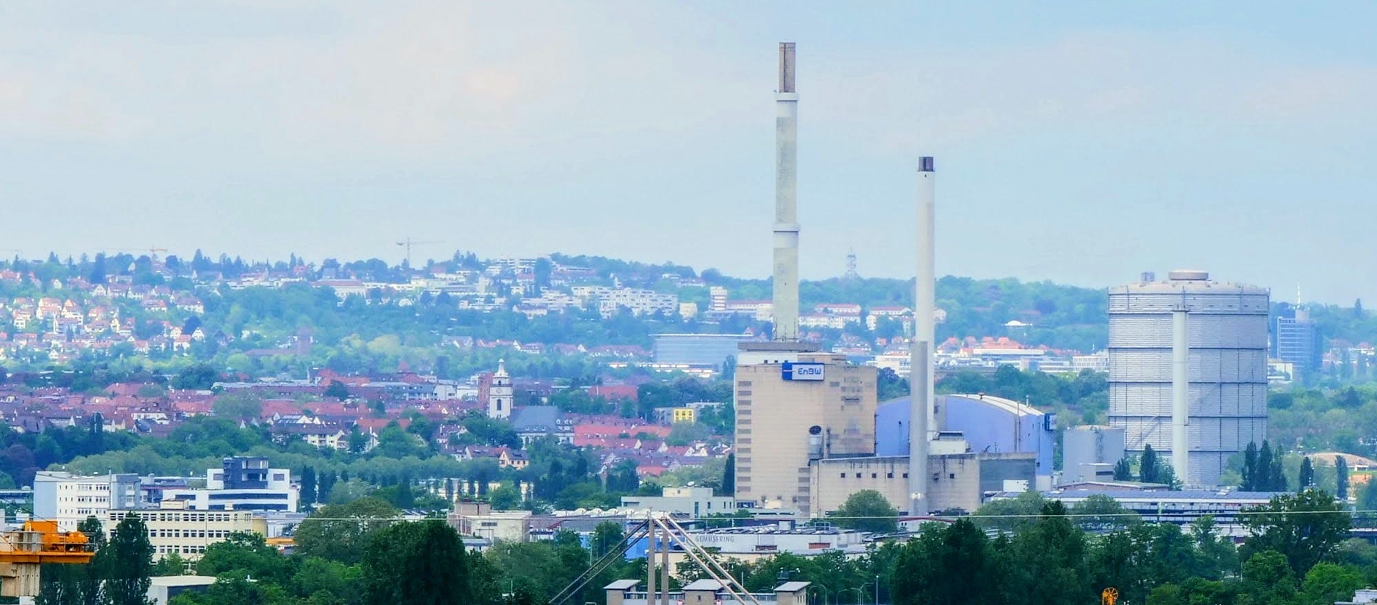 Gaisburg und Stuttgart-Ost mit altem Kraftwerk und Gaskessel von Obertürkheim aus gesehen. Foto: Jürgen Brand