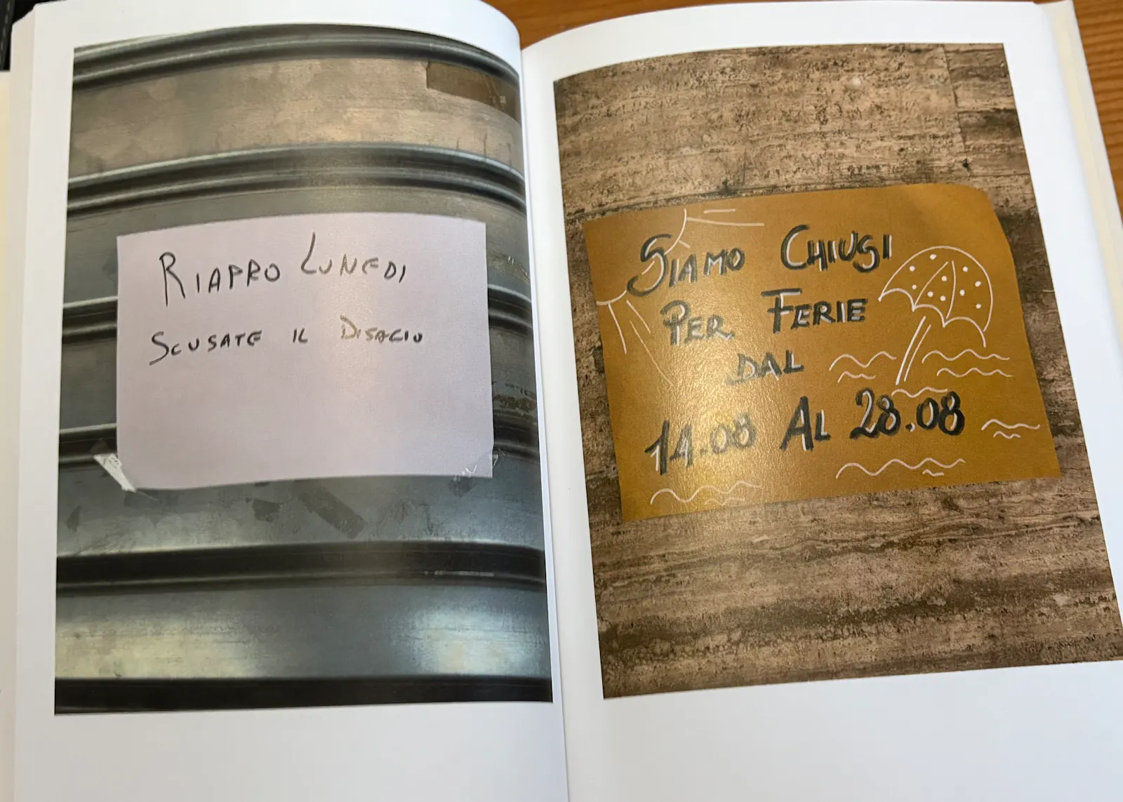 Doppelseite aus dem Fotobuch "Chiuso per ferie": die Abbildung der geschlossenen Rollläden zweier Geschäfte, mit Zetteln, auf denen über die Schließung an Ferragosto informiert wird.