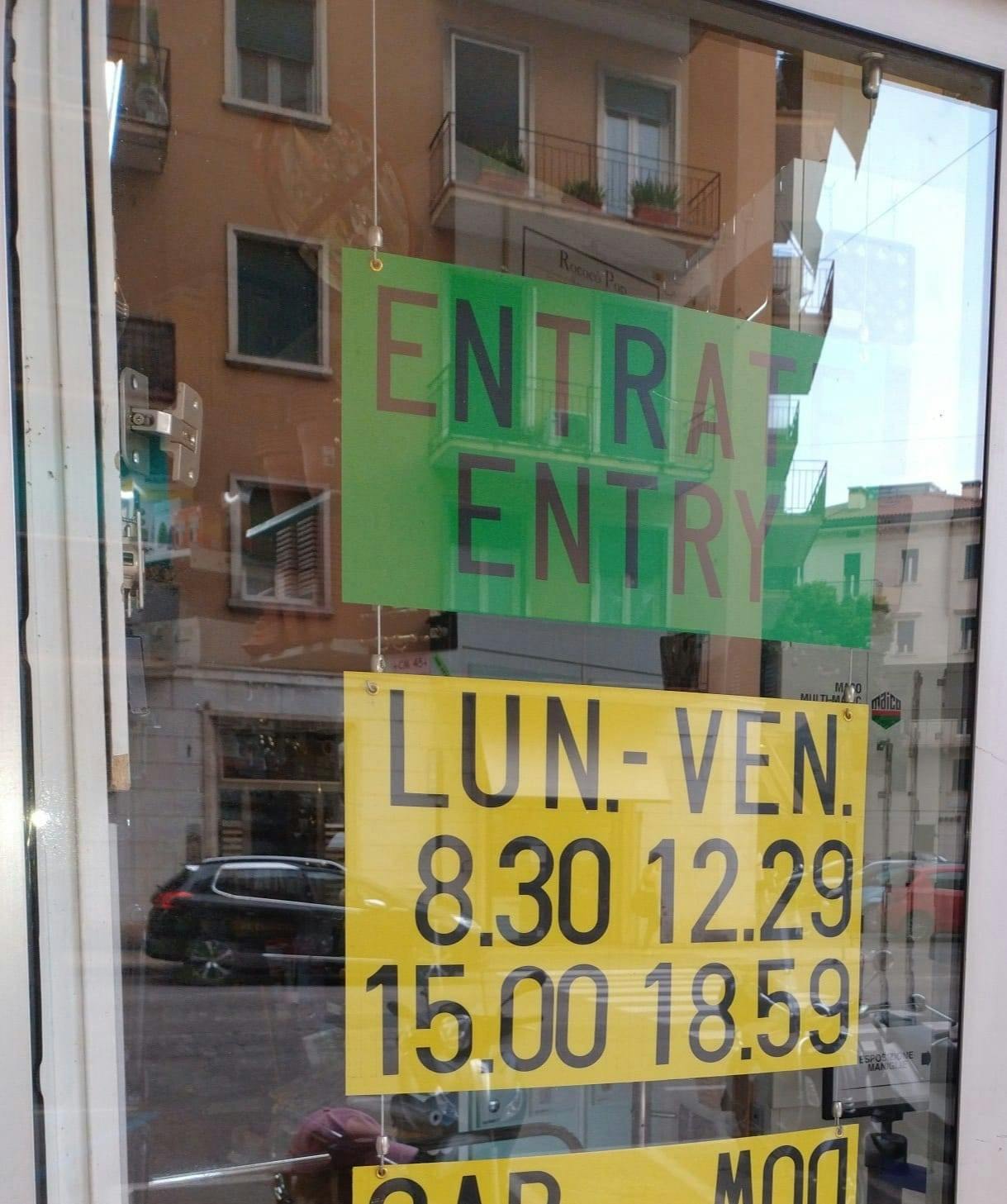 Orari precisi, e dove trovarli.
Sulla porta di un ferramenta di Verona.