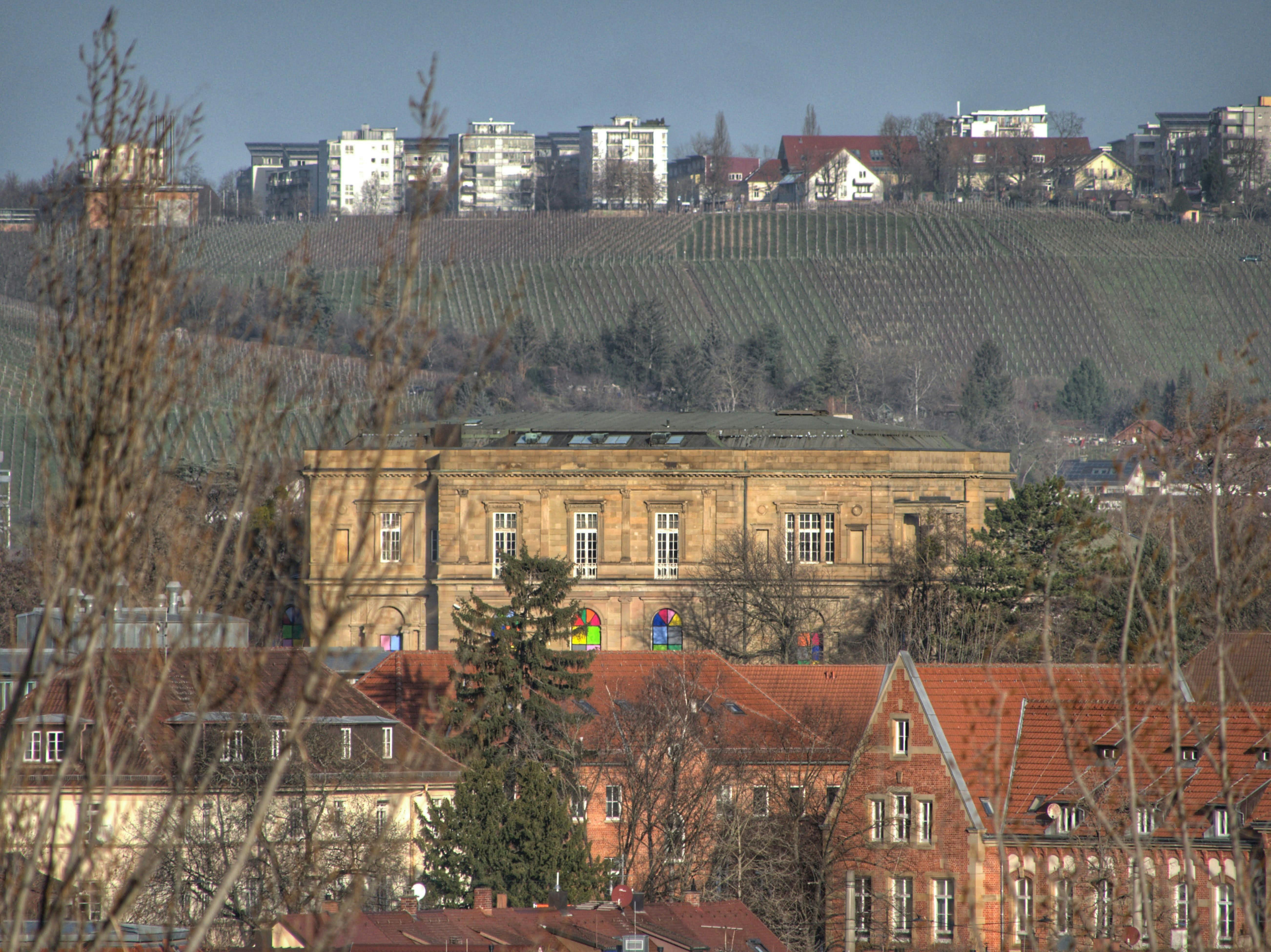 Aus der Ferne macht die Villa Berg nach wie vor einen prächtigen Eindruck. Foto: Jürgen Brand