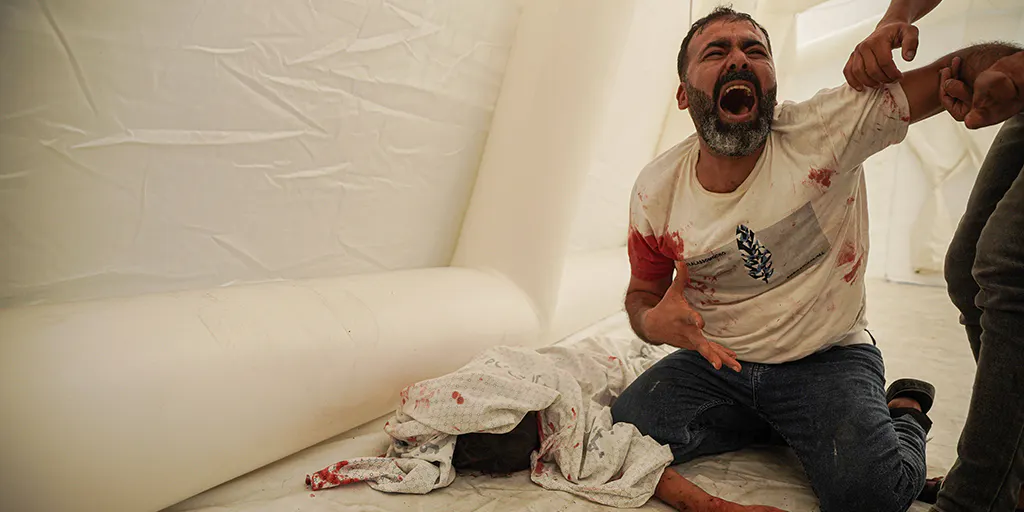 Ein Mann weint in einem Zelt im Gazastreifen um seinen getöteten Neffen