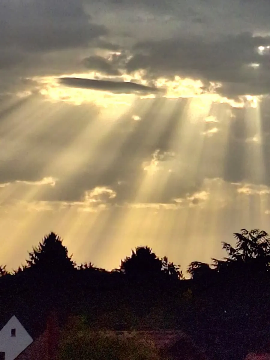 Sonne scheint durch die Wolken