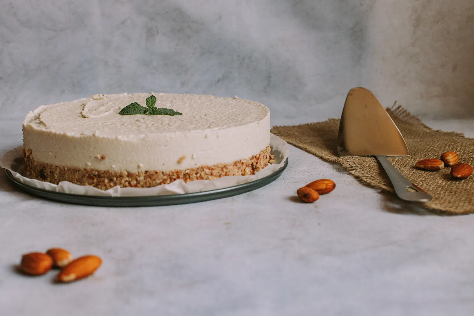 Weisser Kuchen auf Keramikteller