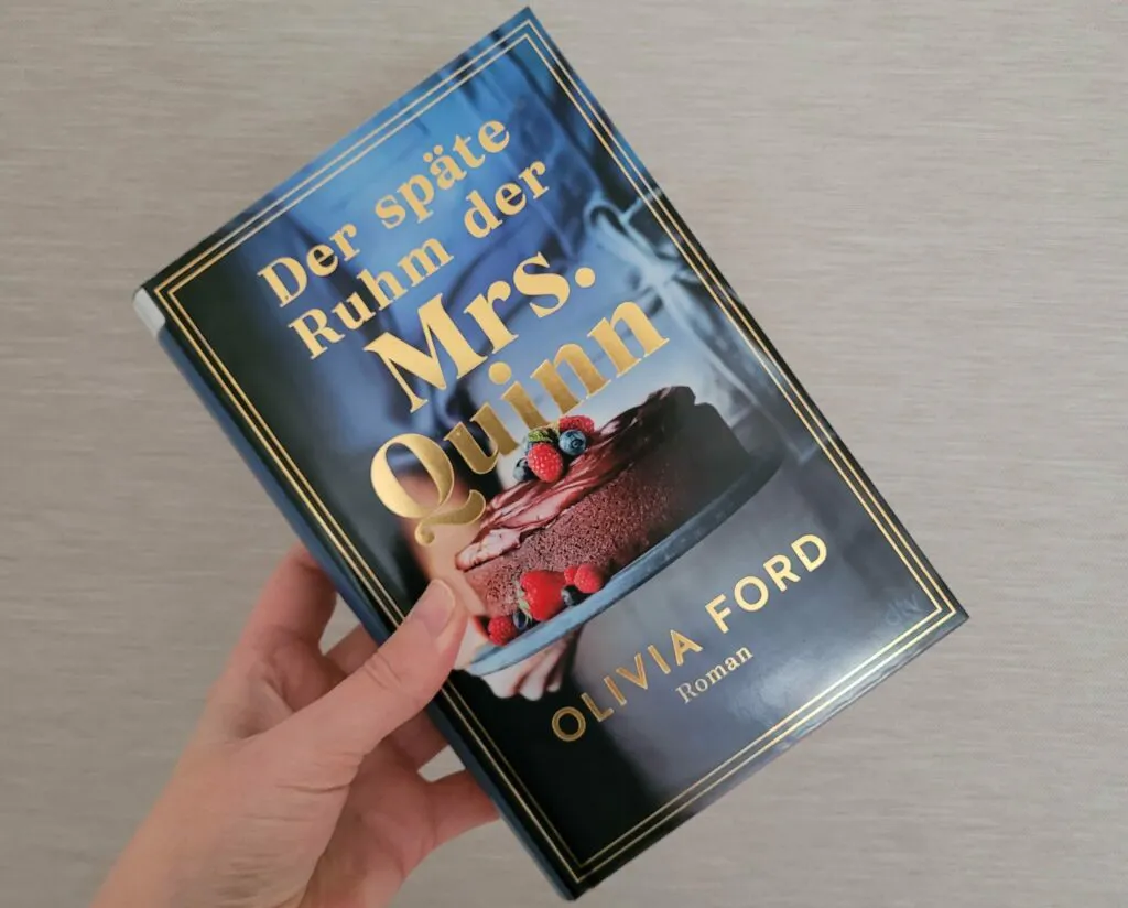 Das Foto zeigt das Buch "Der späte Ruhm der Mrs. Quinn" von Olivia Ford