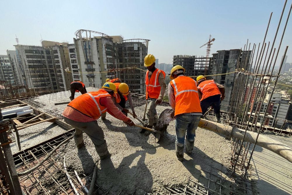 Des ouvriers du bâtiment travaillant dans une ville.