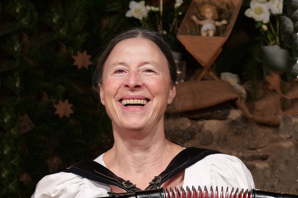 Steffi Zachmeier vor Krippe und Adventsschmuck