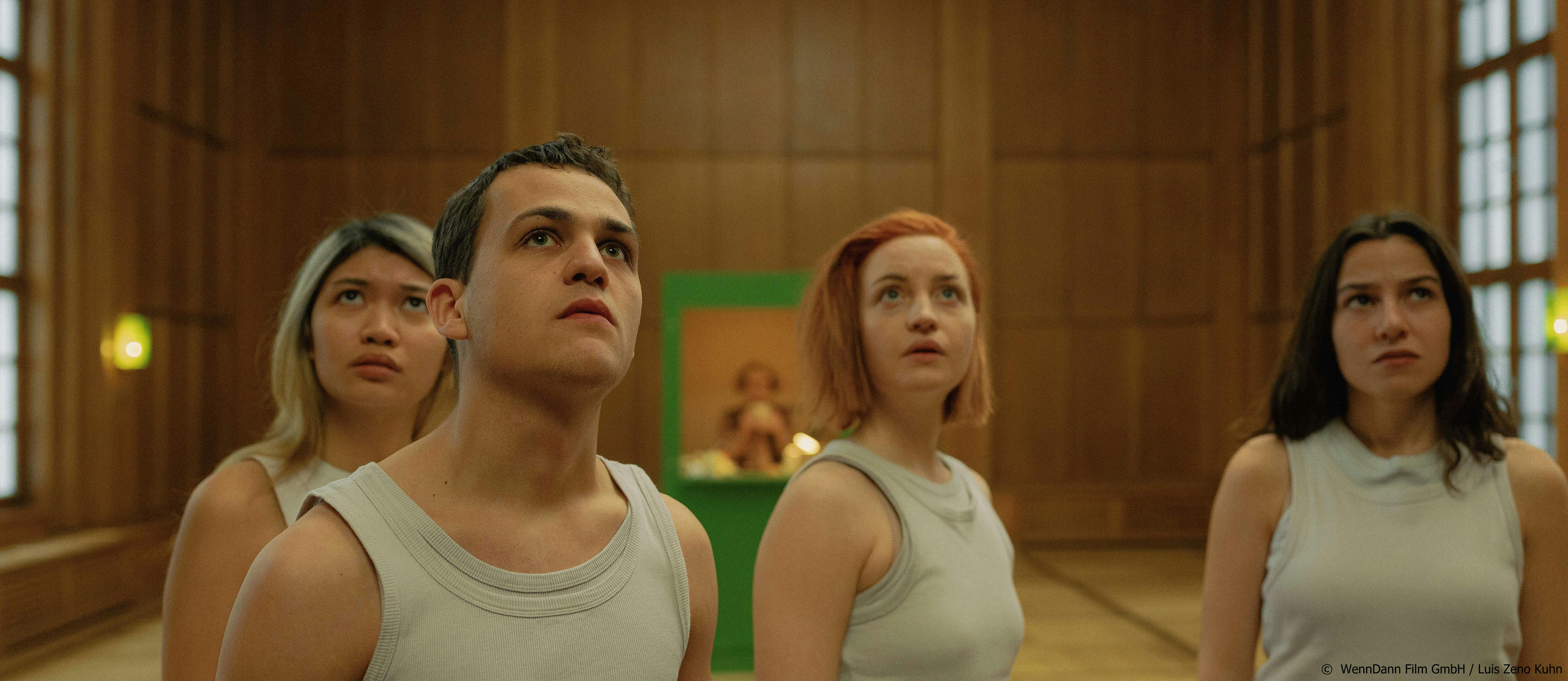 Angekommen im Jenseits: Sophie (Nhung Hong), Phillip (David Ali Rashed), Resi (Sahra Mahita) und Mel (Beritan Balci) // © WennDann Film GmbH / Luis Zeno Kuhn