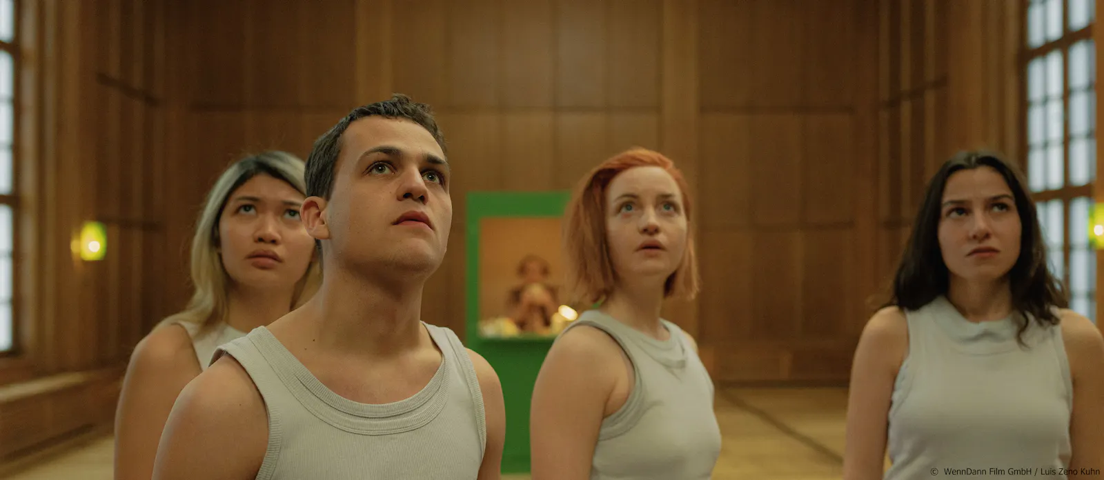 Angekommen im Jenseits: Sophie (Nhung Hong), Phillip (David Ali Rashed), Resi (Sahra Mahita) und Mel (Beritan Balci) // © WennDann Film GmbH / Luis Zeno Kuhn