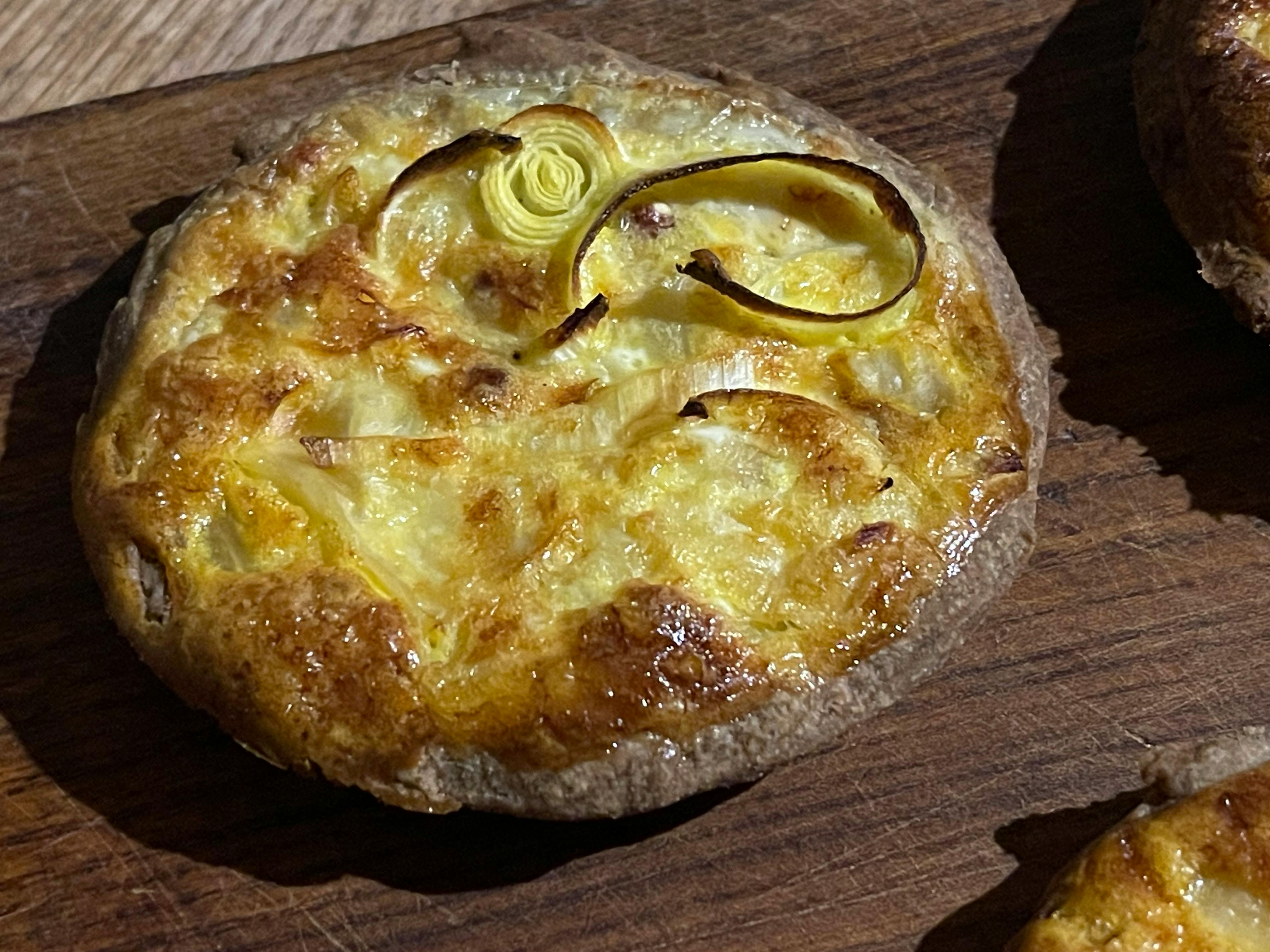 Tartelette - fond de tarte à la farine de noix. Garniture chou fermenté et poireaux. Crédit photo: ID.