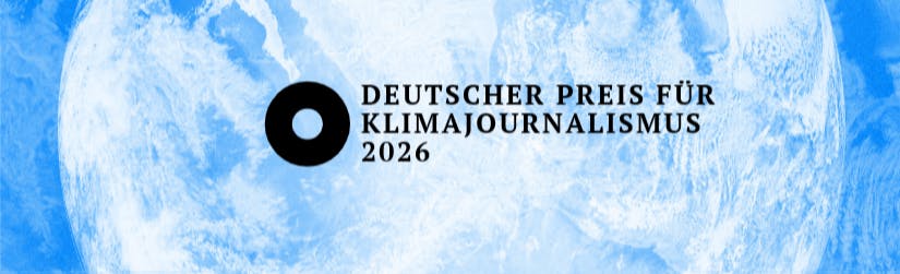 Das Banner zeigt einen blauen Hintergrund mit einer Erdkugel. Darauf steht in schwarzer Schrift "Deutscher Preis für Klimajournalismus 2026"