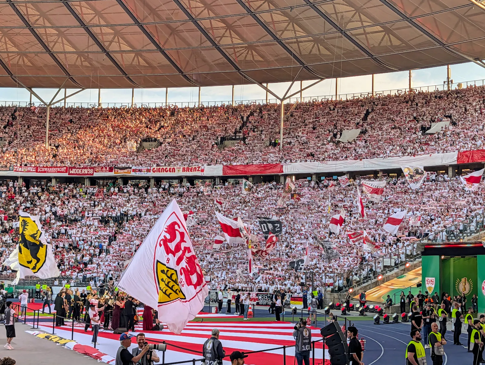 Auftritt des Stuttgarter Kammerorchesters am Samstag vor dem Pokalfinale im Olympiastadion in Berlin: Gänsehaut pur und ein bleibendes Erlebnis (ganz unabhängig vom Spielausgang)! Foto: Jürgen Brand