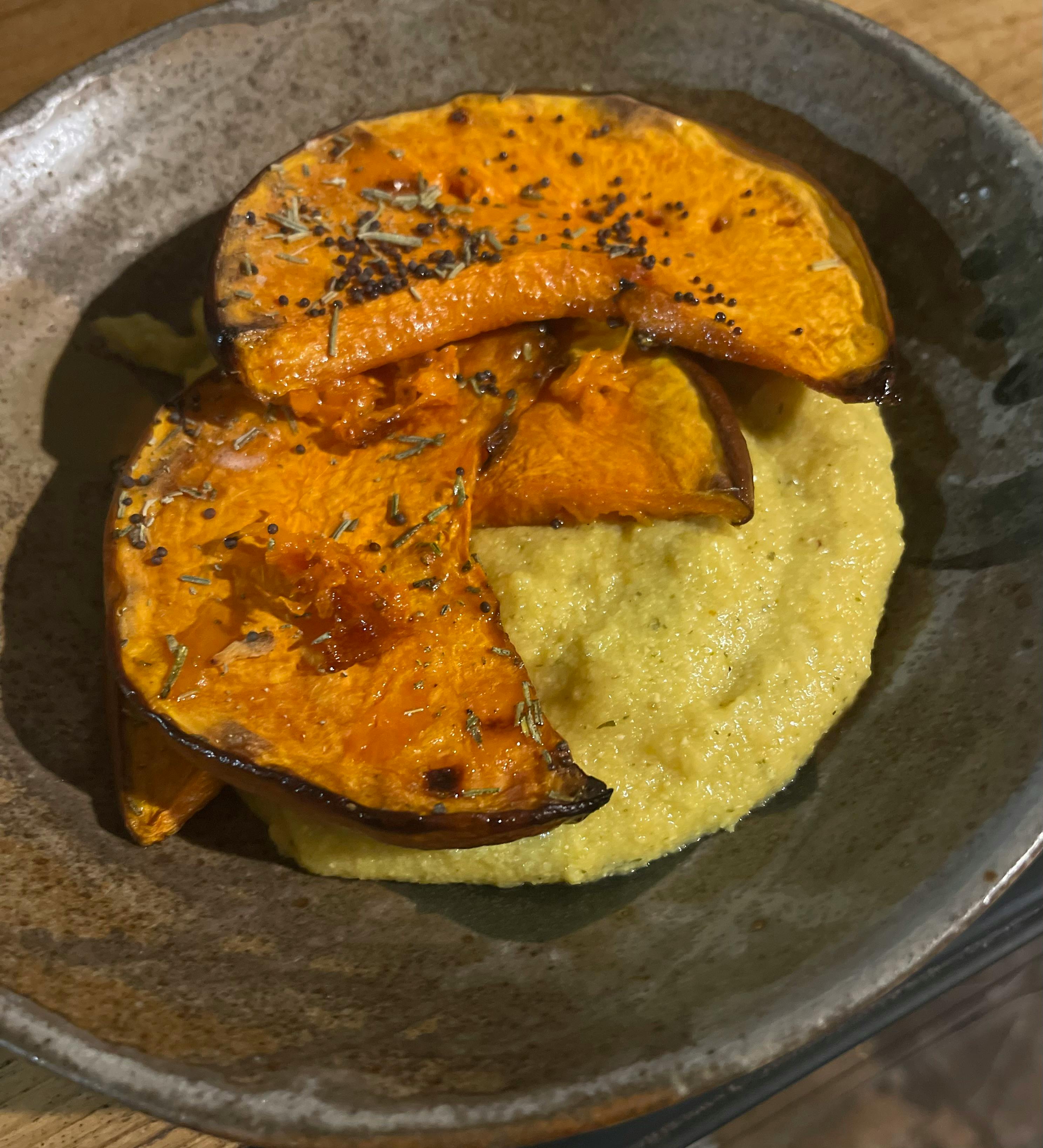 Courge grillée au four, polenta. Produits du marché de Cahors. 